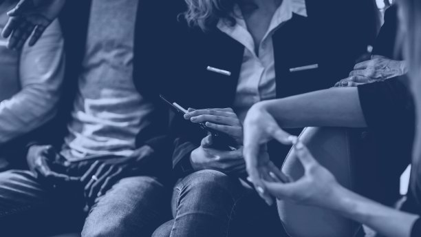 关闭了。参加研讨会的人在大厅里谈话图片下载