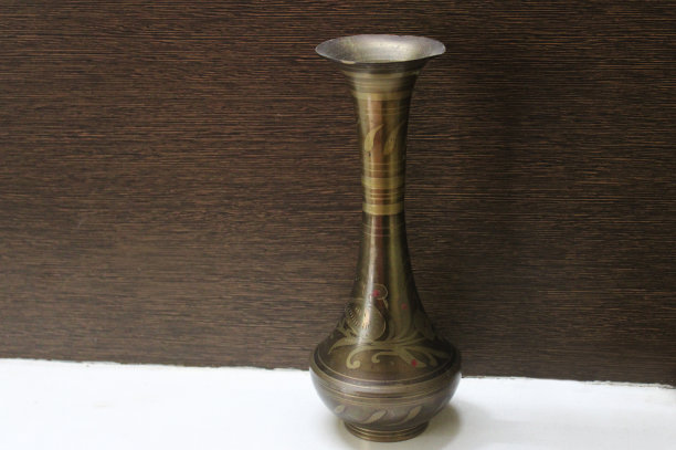 带有传统艺术品的古董花瓶图片下载