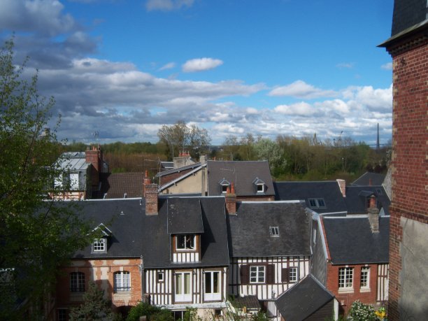 建筑物的屋顶上有一片蓝天图片下载