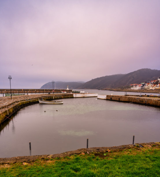 冬天空荡荡的码头。山在雾的背景。图片来自瑞典斯堪尼亚的莫尔图片下载
