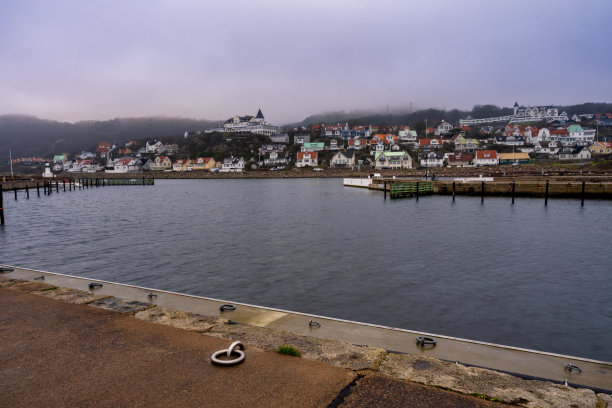 冬天空荡荡的码头。山在雾的背景。图片来自瑞典斯堪尼亚的莫尔图片下载