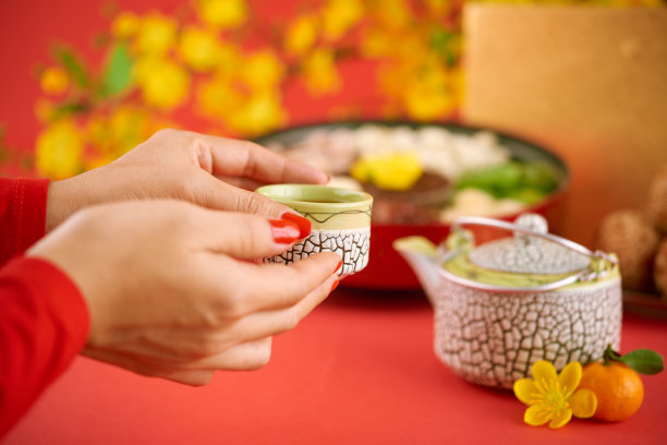 喝绿茶的女人图片下载