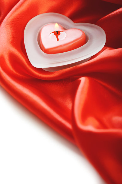 红色丝绸和心形蜡烛图片下载