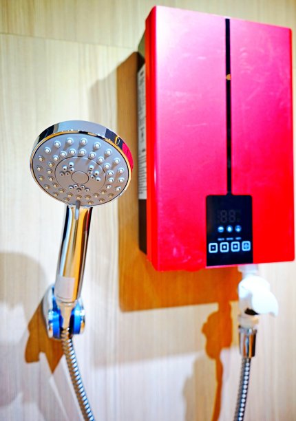 浴室里有淋浴和热水器图片下载