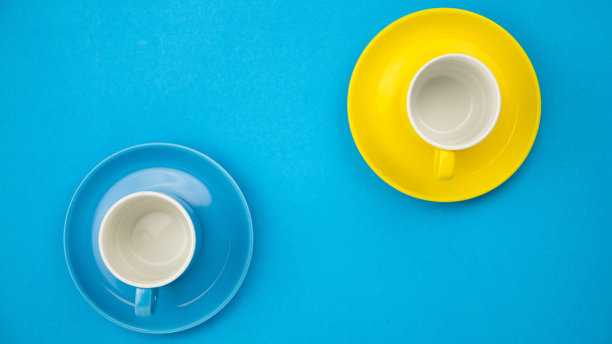 俯视图彩色咖啡杯上的蓝色纸背景。图片下载
