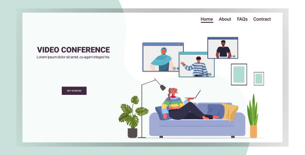 女人在视频中与混血朋友聊天图片下载