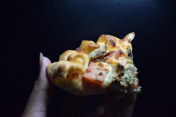 拿着披萨图片下载