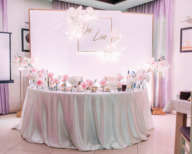 新婚夫妇在婚礼桌上的彩色照片图片下载