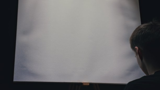 临摹画家用海洋中的船画海景。工匠装饰师用丙烯酸油的颜色绘制了蓝色海面上的船帆。图片下载