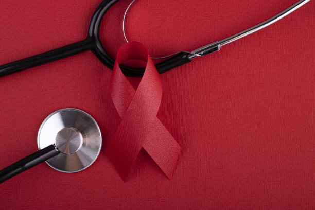 红色丝带，红色背景上有一个癌症日声波内窥镜图片下载