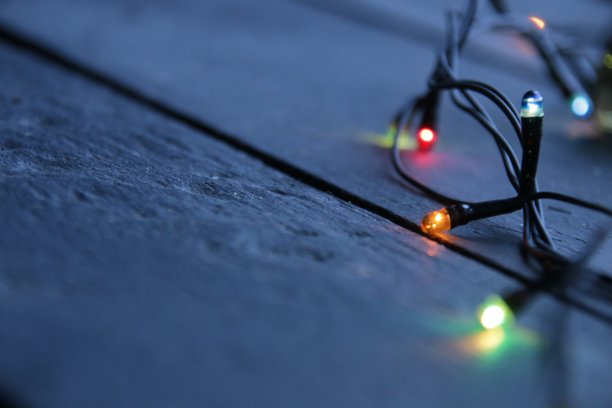 圣诞节日背景与花环。图片下载