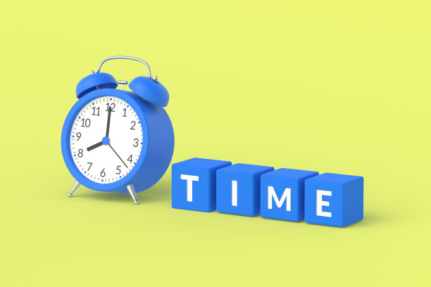 闹钟在黄色背景立方体上刻字时间。起床和早上好概念。守时。倒计时和期限。每天的政权。业务规划三维渲染图片下载