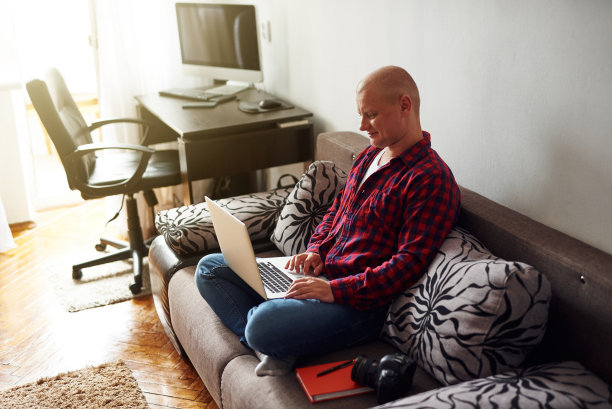 冠状病毒大流行后在家远程办公的男子图片下载