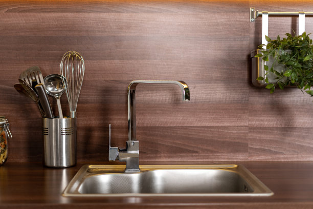 当代公寓木质厨房上的水槽图片下载