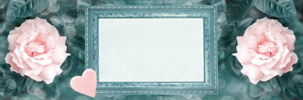 画框上是空白的纸和一颗心，背景是盛开的玫瑰花。彩色图像图片下载