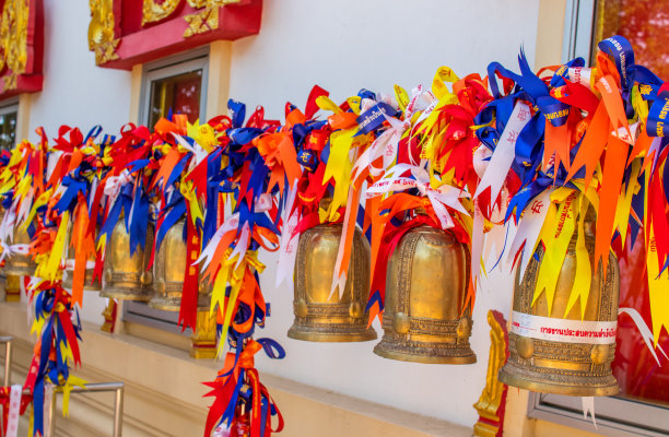 去泰国佛寺的路上的佛教丝带图片下载