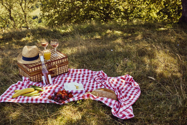 野餐篮和酒杯图片下载