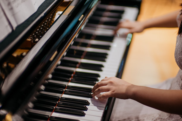 年轻女子在工作室弹钢琴图片下载