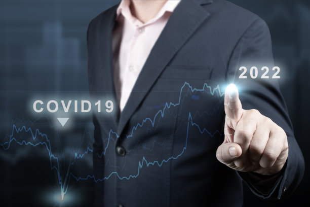 新冠肺炎大流行导致经济下滑后复苏的概念。2022年。金融图。商人指着图中深蓝色的企业未来增长计划图片下载