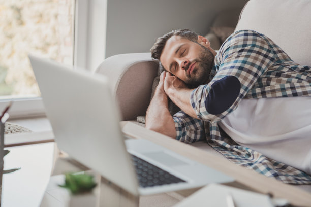 年轻英俊的男人的照片睡觉梦想沙发家休息放松休息暂停疲劳过度的舒适舒适图片下载