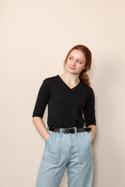 一名18岁红发女子的画室肖像图片下载