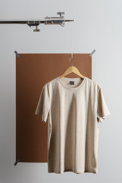 米色t恤放在照片三脚架上图片下载