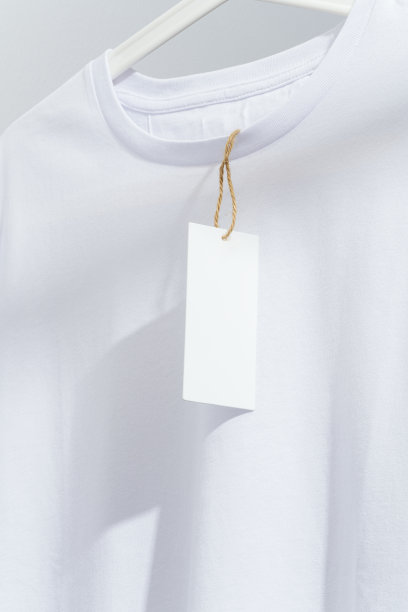白色t恤，上面没有标价，挂在白色衣架上图片下载