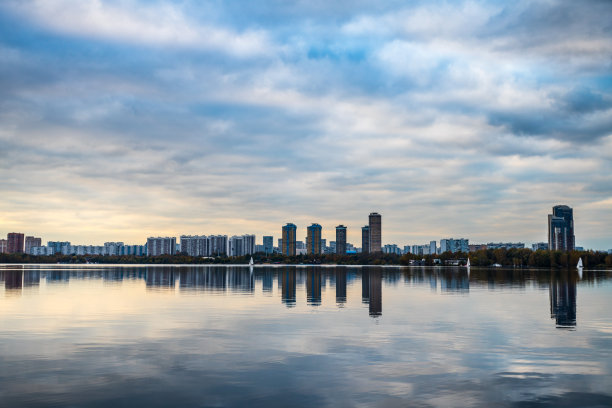 城市的天际线在早晨与美丽的倒影在水中图片下载