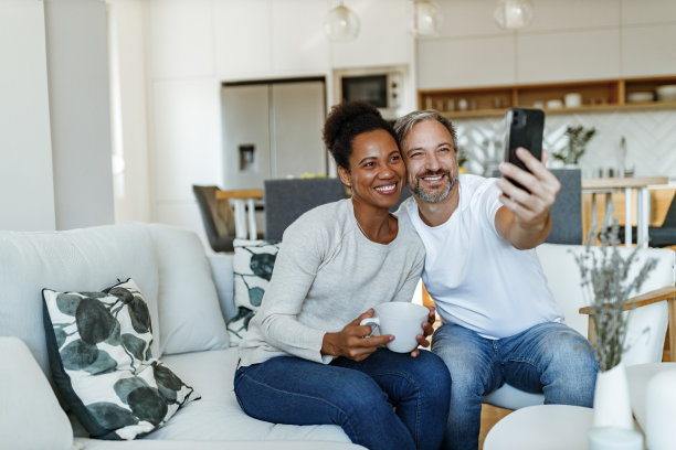 拿着咖啡的女人和拿着咖啡的男人，都面带微笑。图片下载