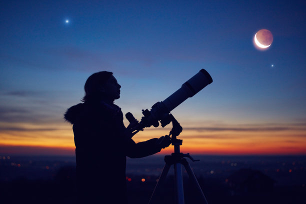 小女孩用天文望远镜观察星星、行星、月亮和夜空。图片下载