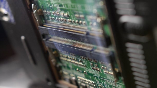 电子电脑设备因短路而冒烟图片下载