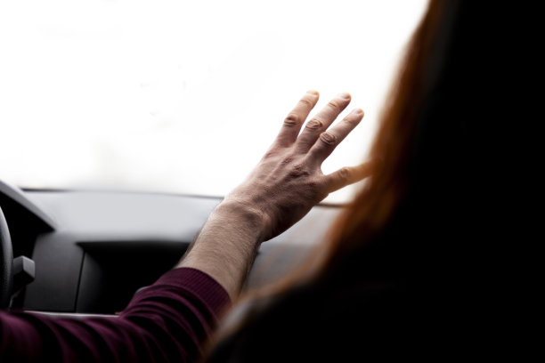 男人在车里停下手唱图片下载