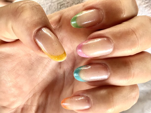 五彩缤纷的指甲油图片下载