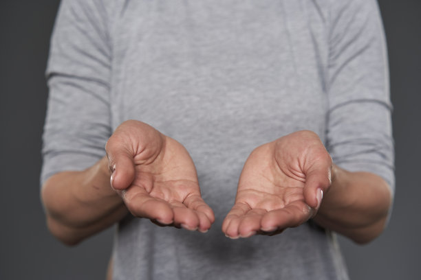 女人的手提供支持图片下载