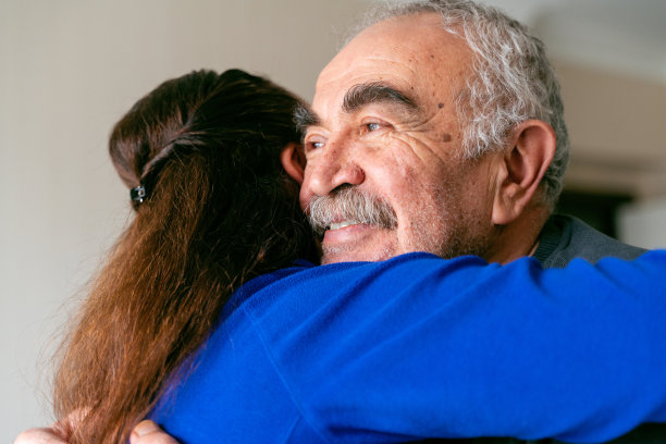 成熟的父亲高兴地笑当他的女儿拥抱他的渴望图片下载