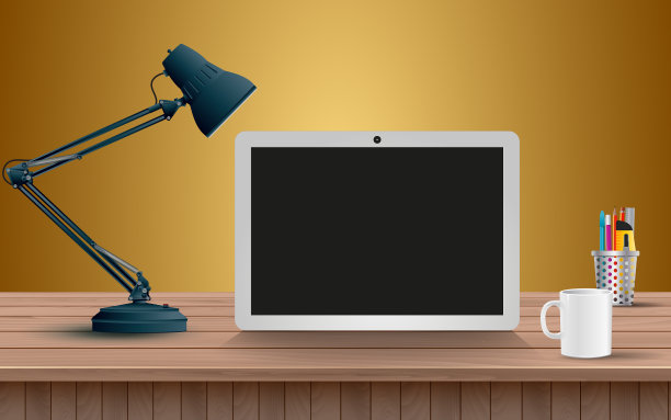 木桌上放着白色的写字板和台灯图片下载