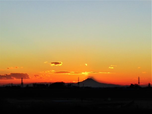 日本。1月。太阳落在富士山后面。图片下载