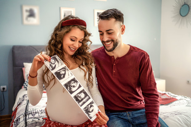 快乐的夫妇在看超声波图像图片下载