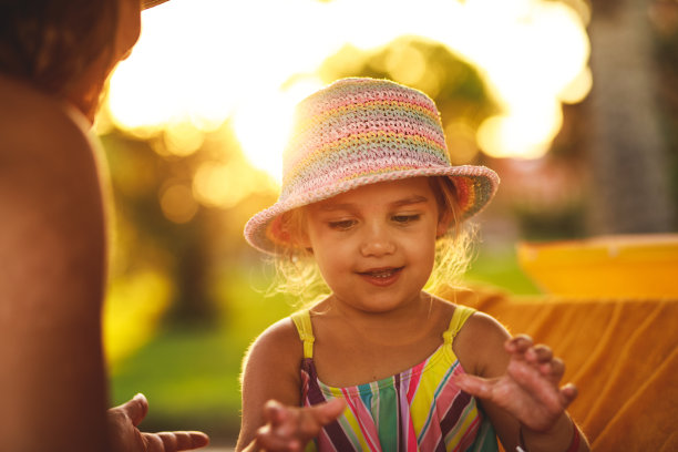 小女孩和妈妈一起涂防晒霜图片下载