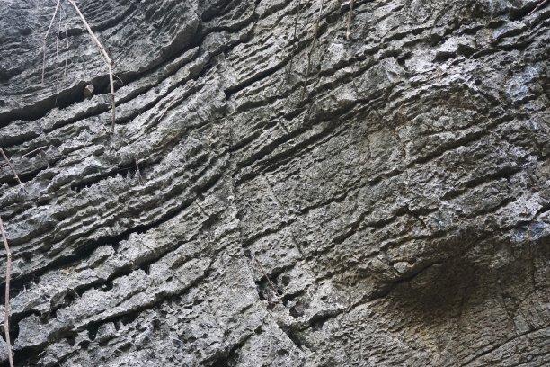 粗糙的砂岩表面与对角条纹的特写细节图片下载