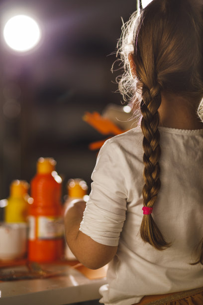 梳着辫子的小女孩在做手工图片下载