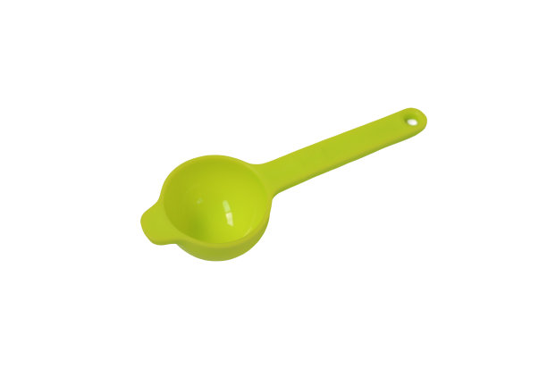 绿色量杯孤立在白色背景上。图片下载