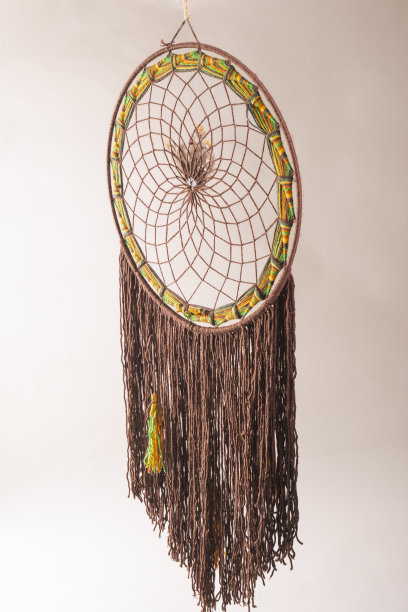 捕梦网是用黄色和绿色的绳子在演播室拉成的图片下载