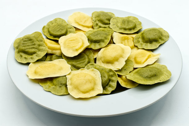 意大利生馄饨配黄油，乳清干酪和罗勒图片下载