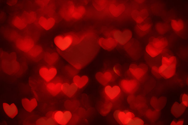 散焦背景与心脏形状图片下载