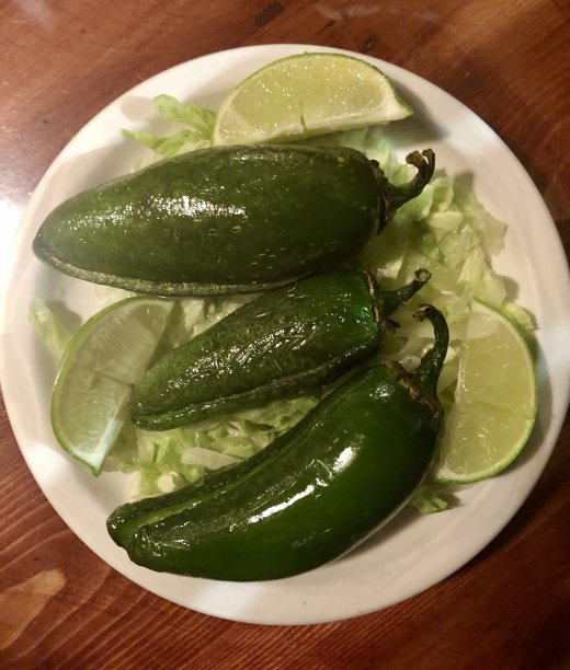 三个jalapeños作为开胃菜图片下载