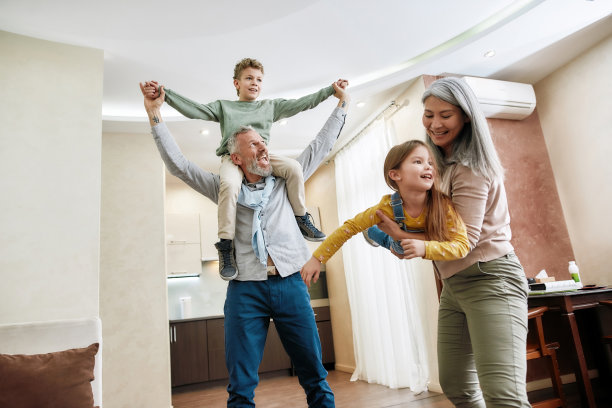 爷爷奶奶在家里和孩子们一起玩，一起玩得开心图片下载