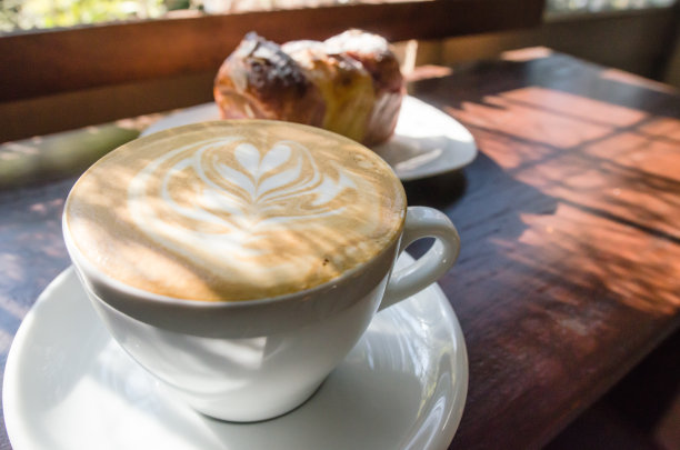 一个咖啡师在做拿铁咖啡图片下载