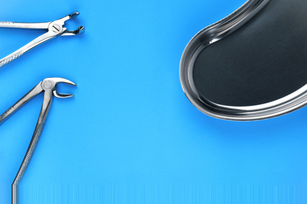 肾形碗和牙科工具的照片图片下载