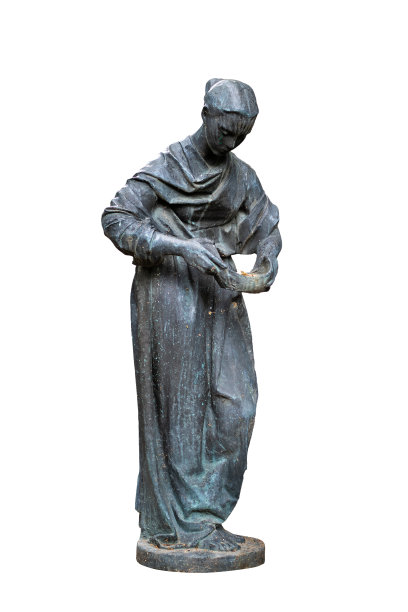 一个年轻天使的雕像孤立在白色图片下载